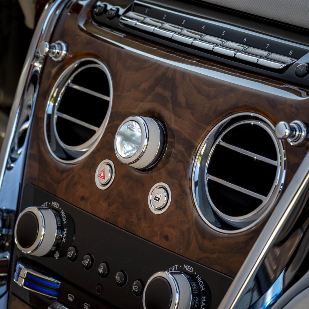 Rolls Royce The Pearl Cullinan: A birthday gift like no other 16 Rolls-Royce The Pearl Cullinan Wood inlay Dash