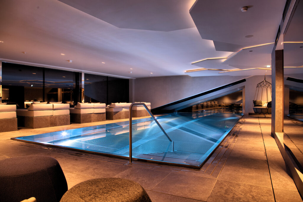 Easter Skiing Escapes: Experience Spring Luxury at Elizabeth Arthotel 4 Elizabeth Arthotel Infinity Pool Night Courtesy of Markus Mayor ©️ Elizabeth Arthotel 1024x683 1