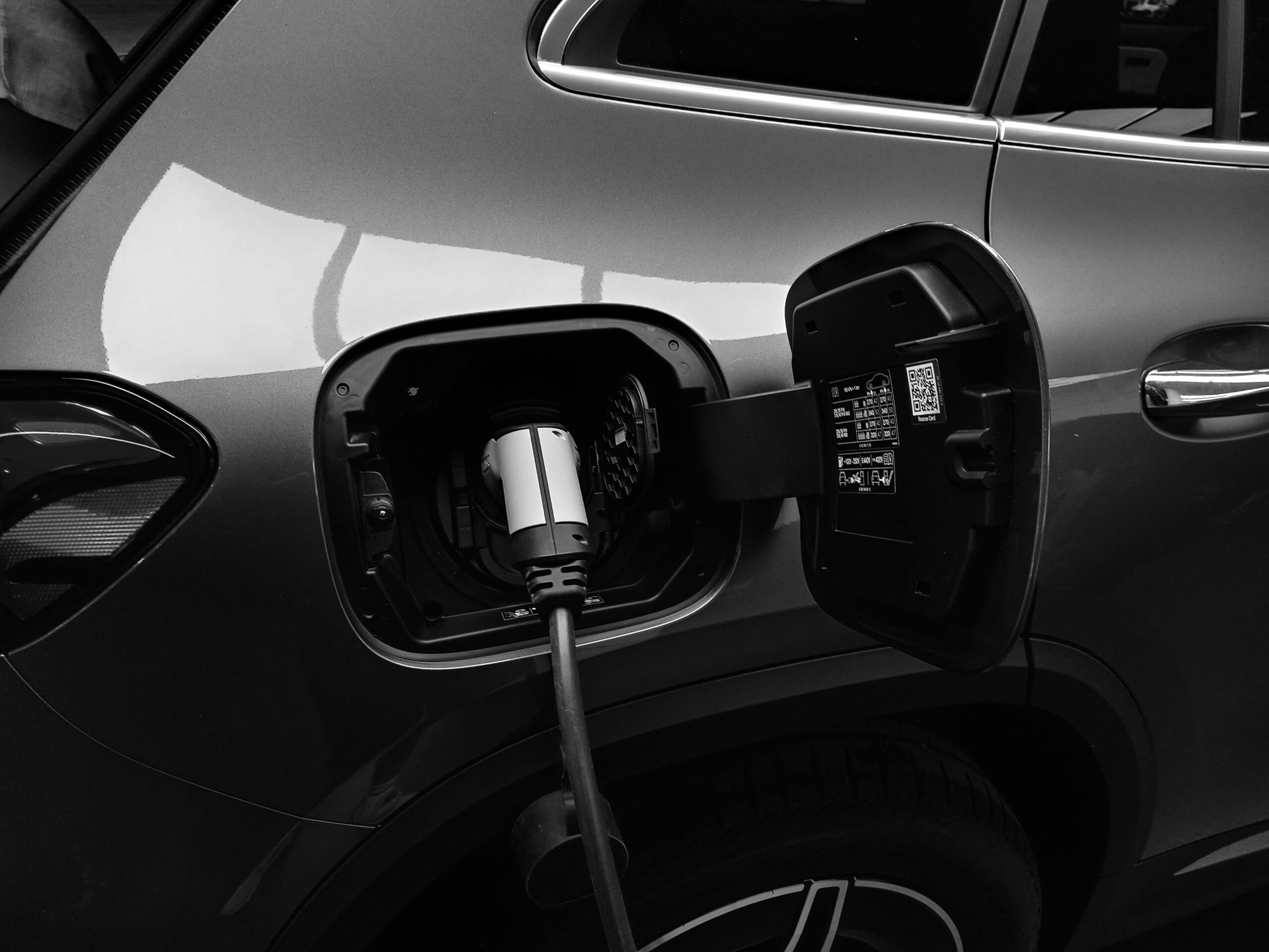 Hybrid vs EVs luxury ars 2025