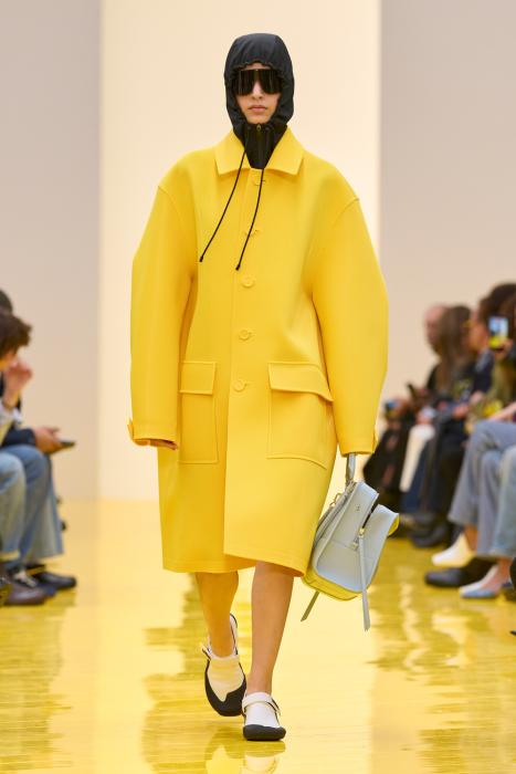 Paris Fashion Week: 5 Essential Insights from AW Collections 10 Paris Fashion Week 2026 runway showcasing Loewe’s luxury garments with innovative textures, sculptural shapes, and material experimentation highlighting contemporary craftsmanship