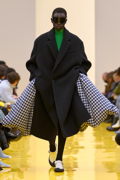 Paris Fashion Week: 5 Essential Insights from AW Collections 9 Paris Fashion Week 2026 runway showcasing Loewe’s luxury garments with innovative textures, sculptural shapes, and material experimentation highlighting contemporary craftsmanship