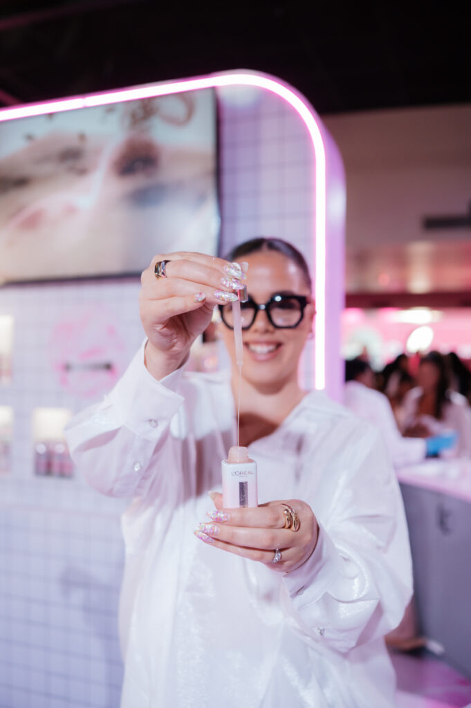 L’Oréal Paris Glycolic-Bright Anti-Dark Mark Serum displayed elegantly on a reflective surface, highlighting the luxury skincare innovation Melasyl™ for all skin tones.